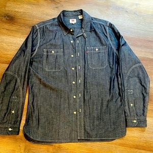 Levi’s casual button down shirt. Very good condition.